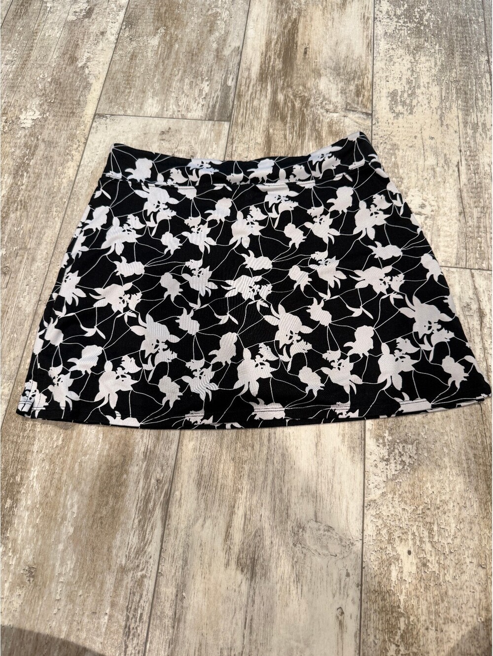 Tranquility Colorado Clothing S Floral Skort Black White